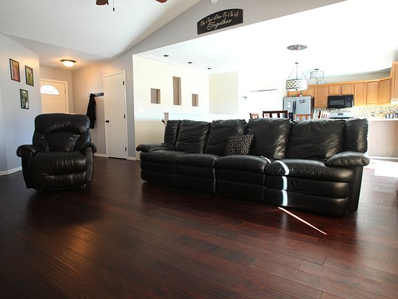 4th image of 514 Broadmoor St