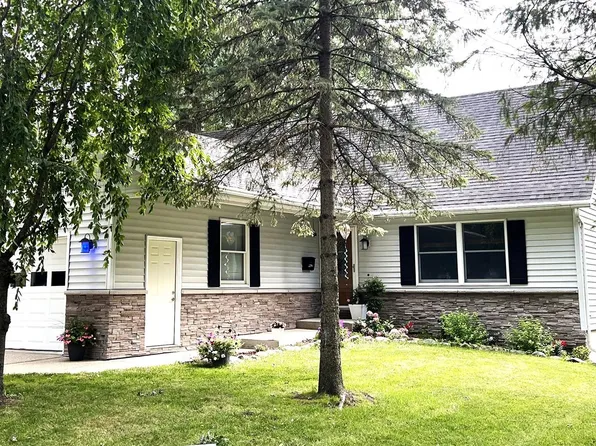 319 Riddle St, Howell, MI 48843