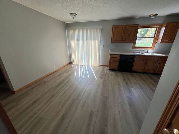 3rd image of 6603 Niagara Cir