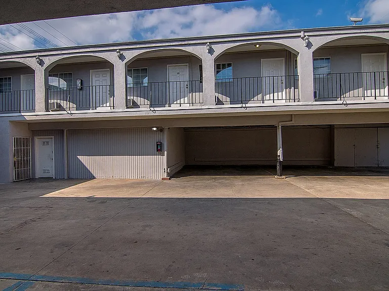 West Adams Studio Apartments — Photo 34