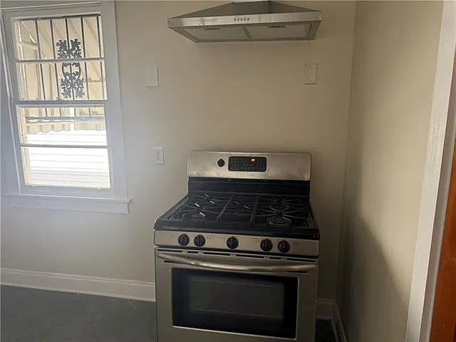 2518 Onzaga St — Photo 3