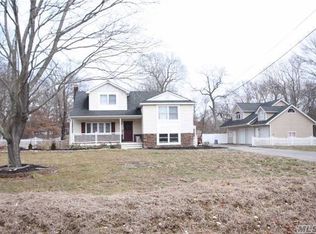 53 Pennaquid Rd, Coram, NY 11727