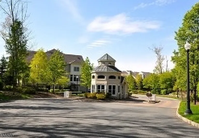210 Edmonton Ct — Photo 33
