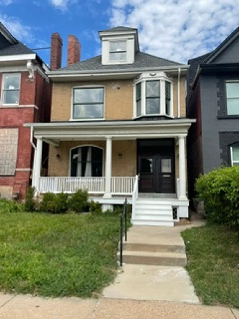 3 Level Fountain Park 4 bedroom. 3.5 bathroom rehabbed home. — Photo 1