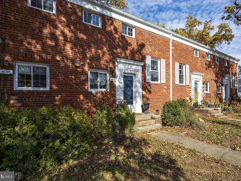 1635 Ripon Pl — Photo 2