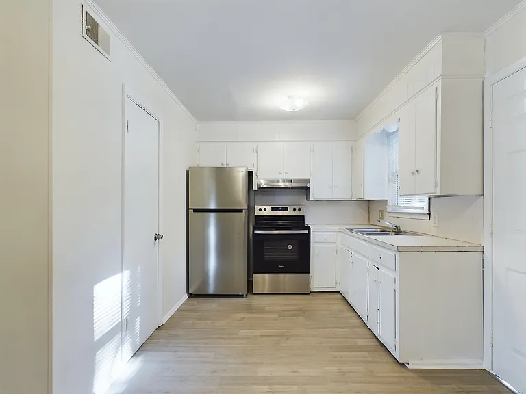 614 Eastview Ct #D — Photo 8
