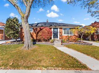 22417 Carolina St, Saint Clair Shores, MI 48080