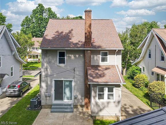 3rd image of 1471 Redwood Ave
