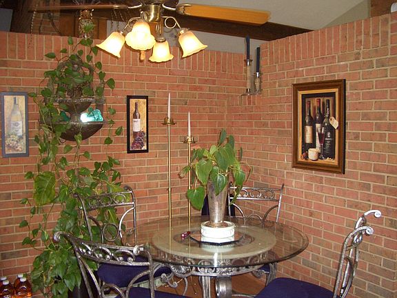 Kitchen sitting area
