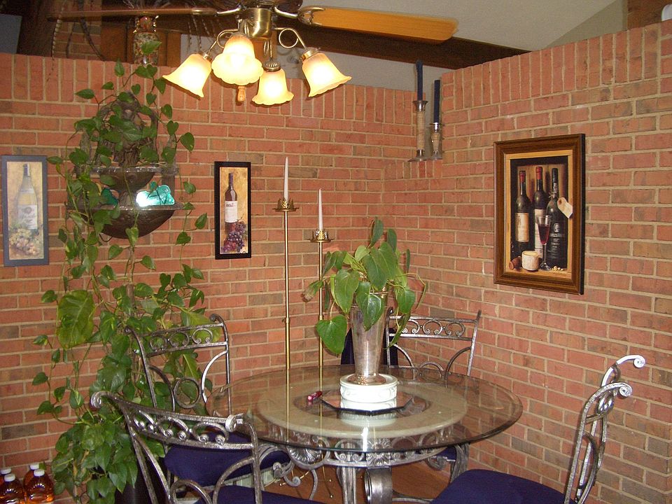 Kitchen sitting area