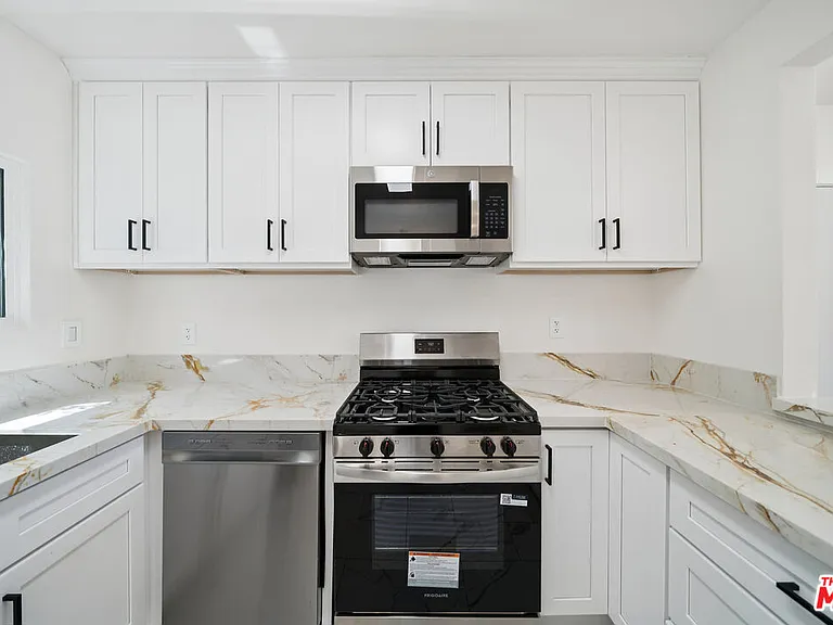 1029 N Gardner St — Photo 4
