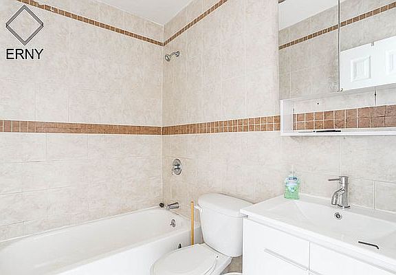 5th image of 802 Evergreen Ave #2S