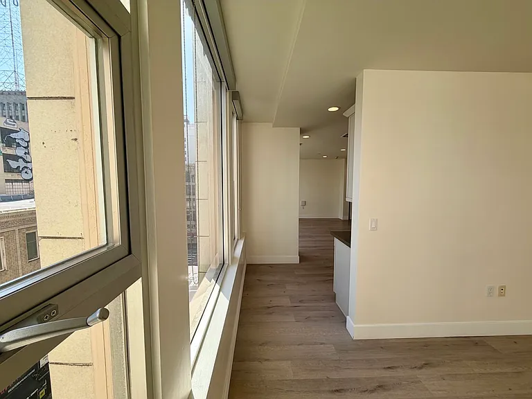 314 W 6th St #501 — Photo 23