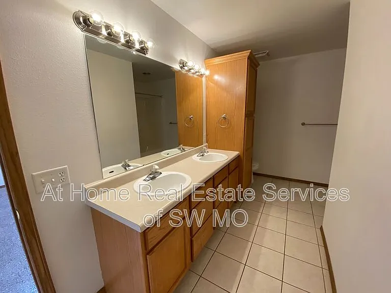 625 S Hazelnut Ave — Photo 9