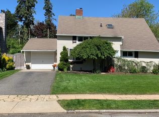 40 Middle Ln, Westbury, NY 11590