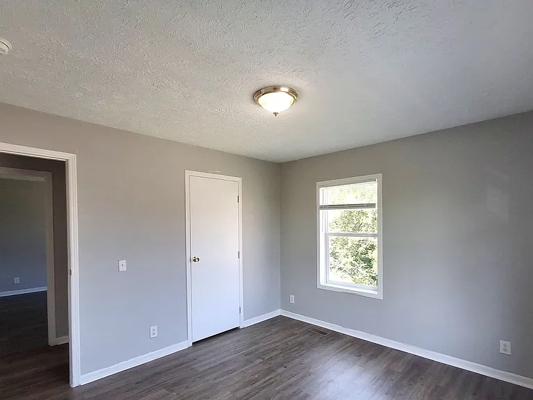 127 E Mulberry St — Photo 11