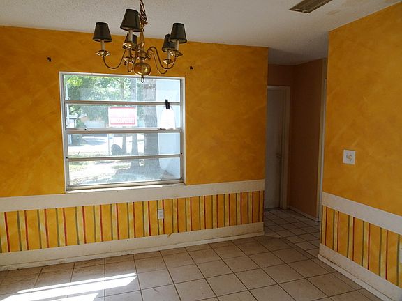 3rd image of 4415 Venice Dr