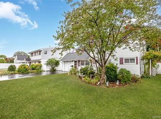 60 Tiptop Ln, Hicksville, NY 11801