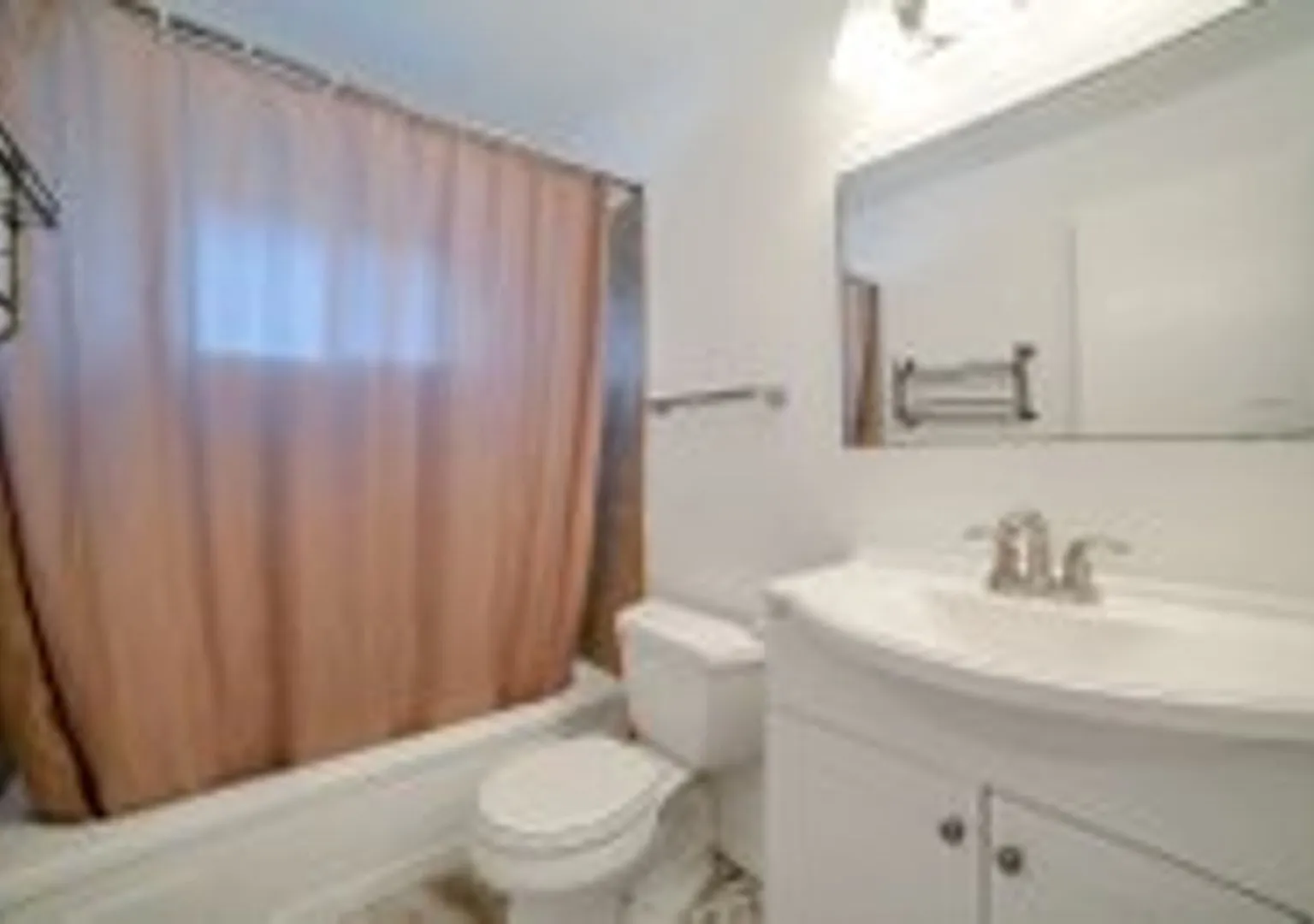 Cute remodeled 3 bedroom! Community Pool! Off Street Parking! — Photo 3