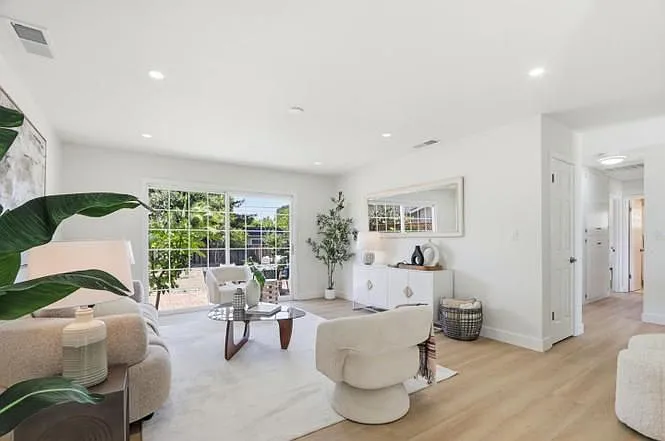 1091 W Latimer Ave — Photo 4