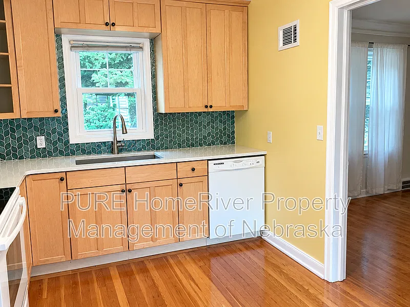 3 bed, 1.0 bath, 1298 sqft, $1,900 — Photo 4