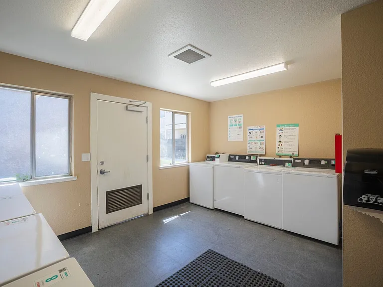 405 Eastwood Ave — Photo 12