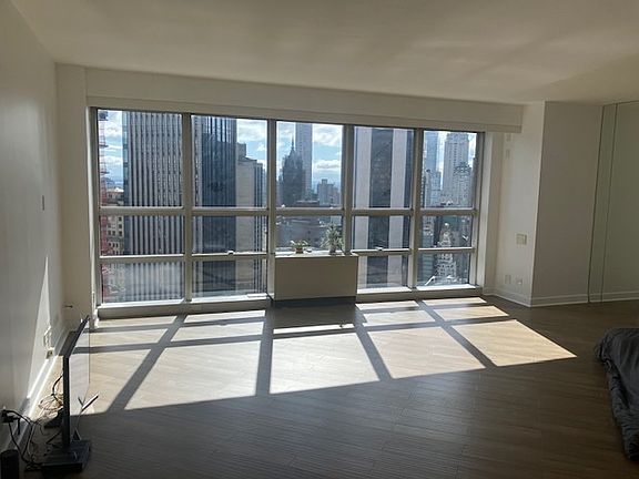 3rd image of 146 W 57th St APT 47C