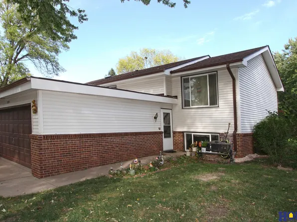 5840 Oakridge Dr, Lincoln, NE 68516