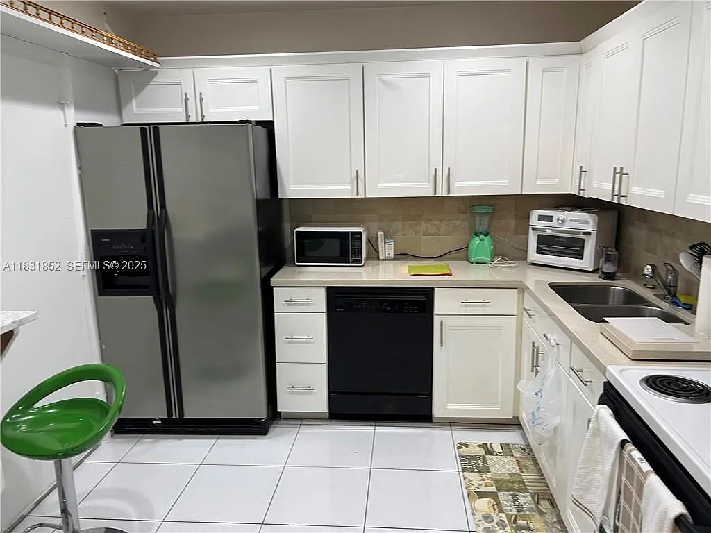 3 bed, 1370 sqft, $2,500 — Photo 2