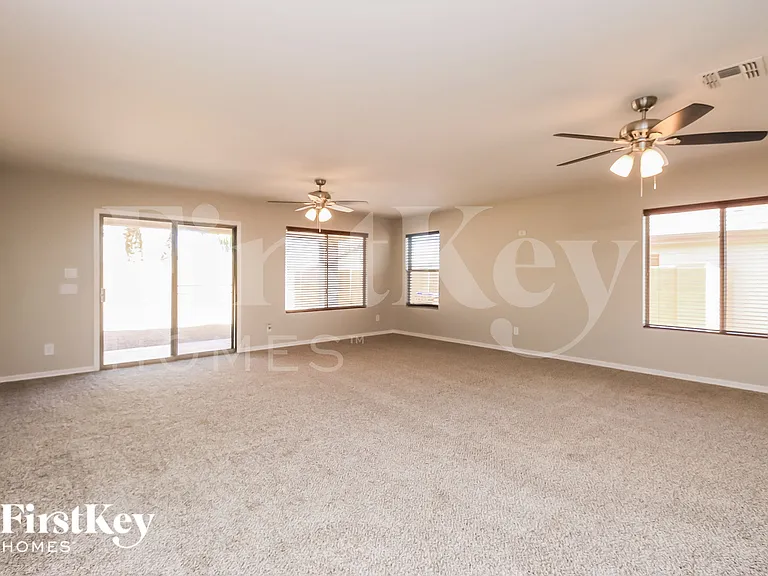 914 W Desert Canyon Dr — Photo 3