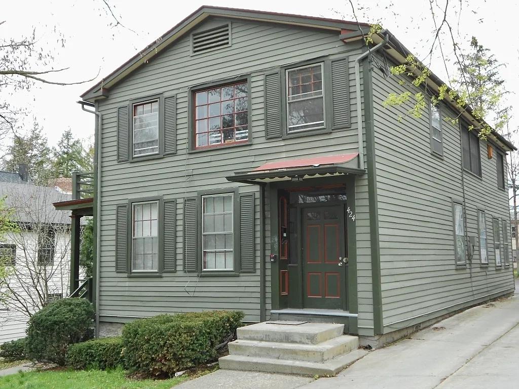 1 Bedroom - Unfurnished - Private front entry with Porch — Photo 4