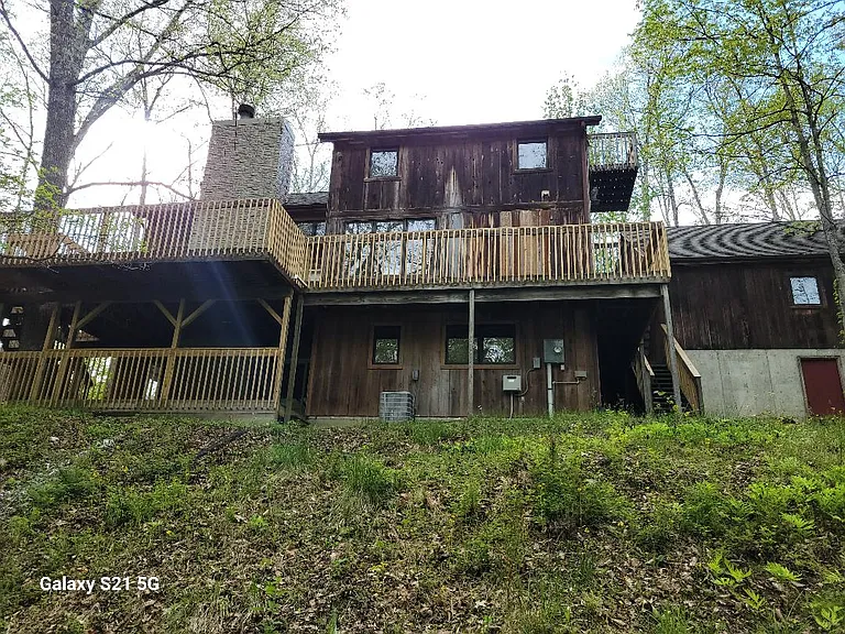 1685 Treetop Ln — Photo 2