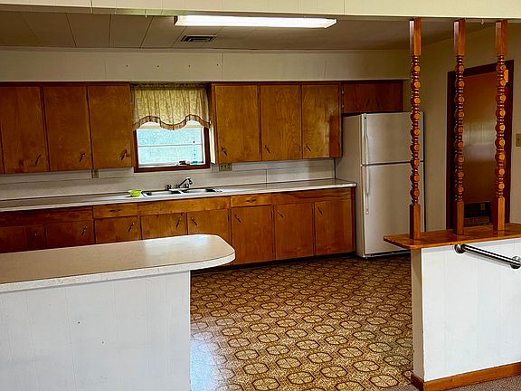 3rd image of 121 Elaine St