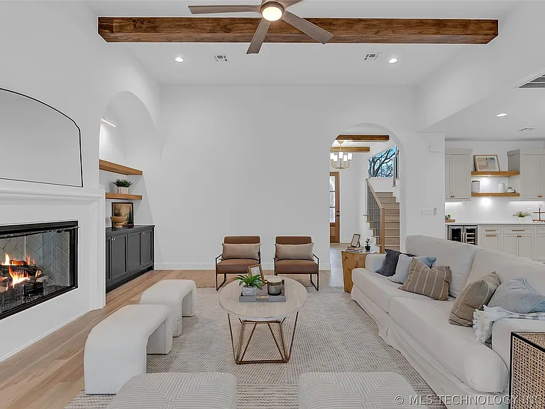 515 W El Paso St — Photo 8