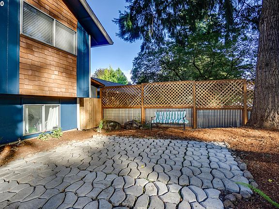 4th image of 303 NE Hearthwood Blvd