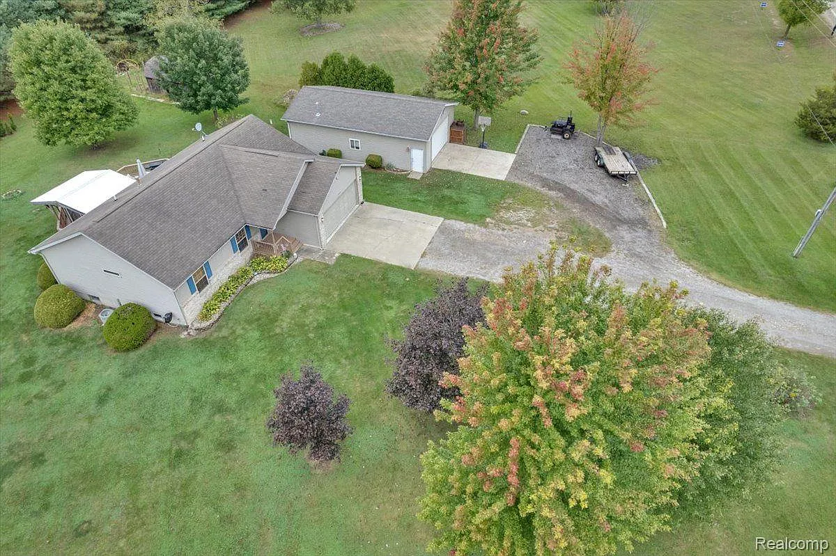 5023 N Lake Rd photo 1