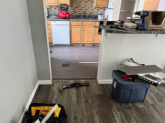 3rd image of 7103 Clover Ln