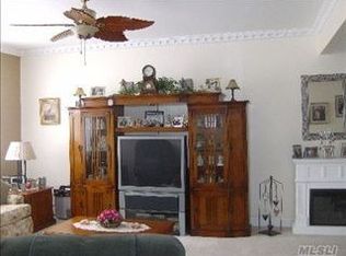 42 Chardonnay Dr, Coram, NY 11727