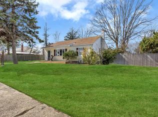 16 Kent St, Farmingdale, NY 11735