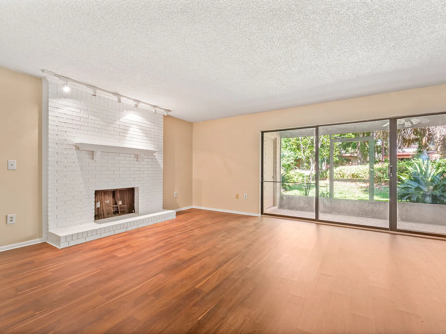 331 Greencastle Dr — Photo 3