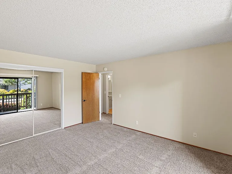 Park Plaza Apartments — Photo 44