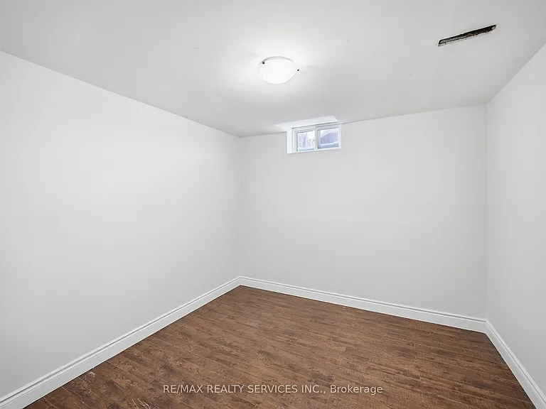 8 Deerpark Cres S #LOWER — Photo 12