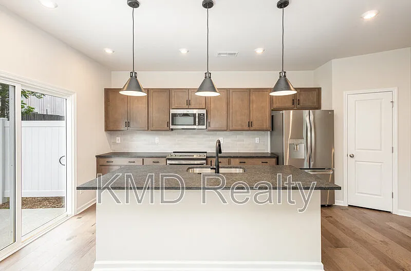3 bed, 2.5 bath, 1665 sqft, $2,095 — Photo 2