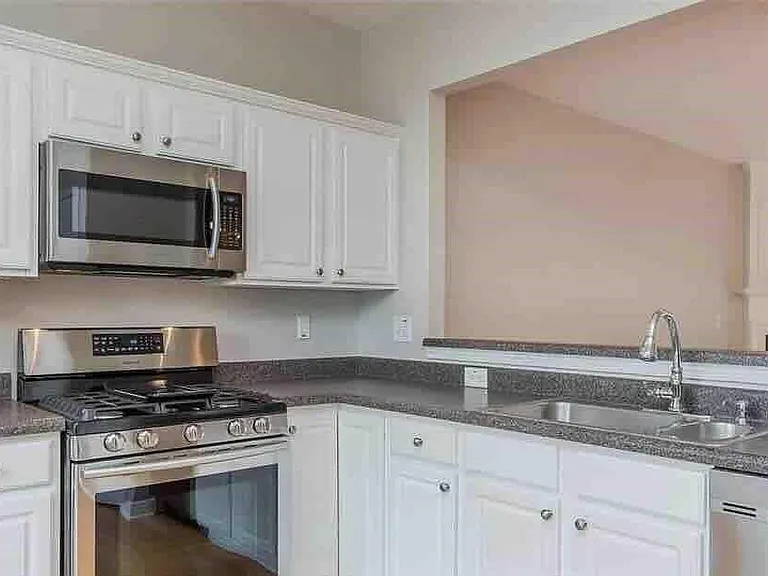 1108 Thornborough Dr — Photo 4