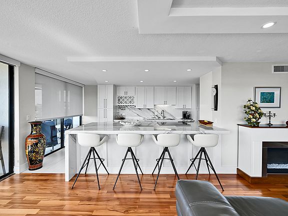 4th image of 800 Jeffery Street #411