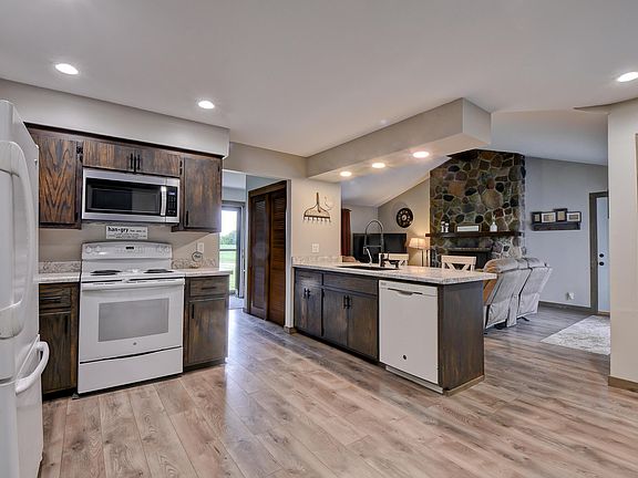 2nd image of 960 Paradise Dr