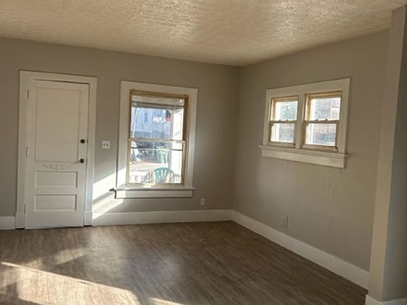 3rd image of 913-915 Creighton Ave