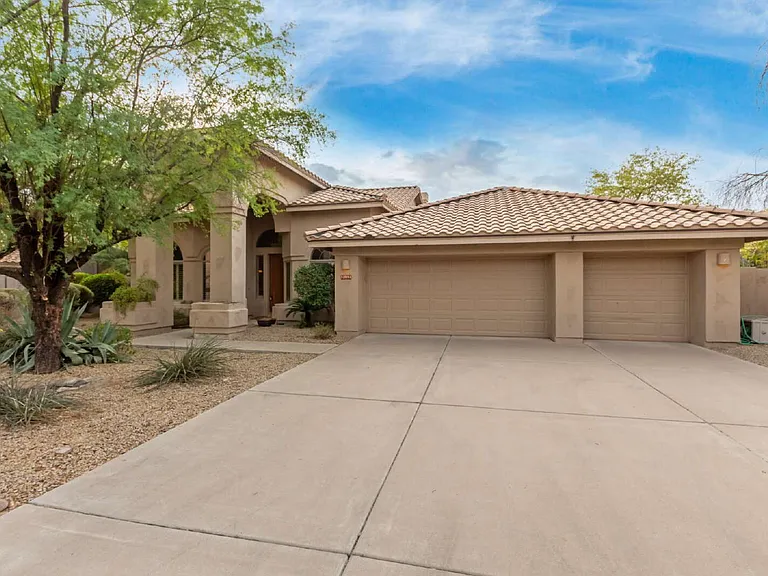 12591 E Paradise Dr — Photo 1