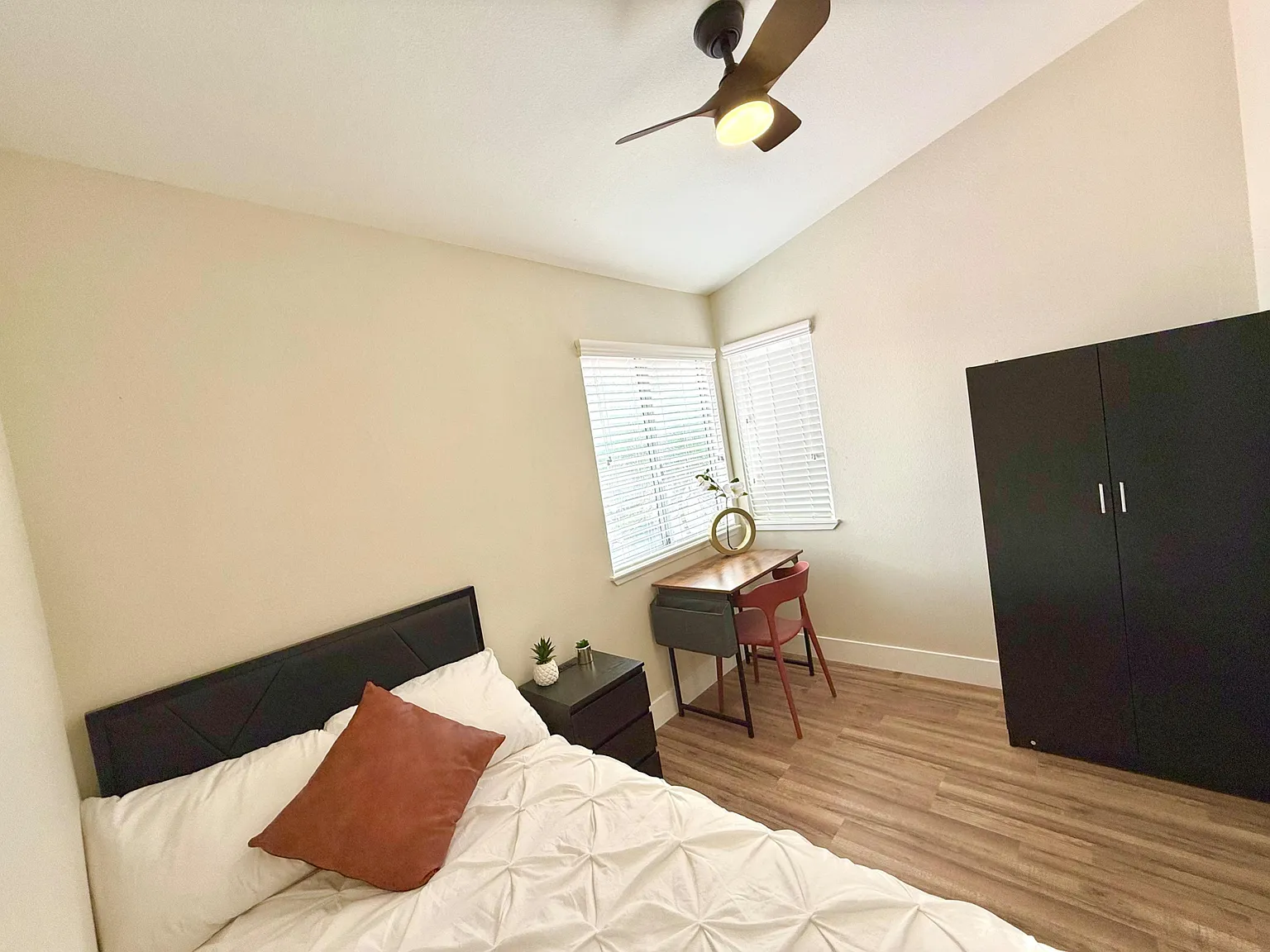 4 bed, 4.0 bath, 2430 sqft, $832 — Photo 3