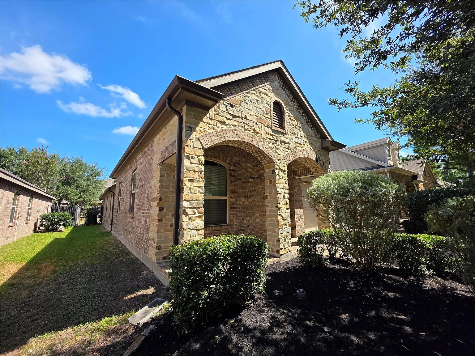 3 bed, 2.0 bath, 1636 sqft, $2,550 — Photo 2